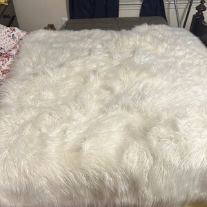 Plush White Blanket with Fluffy Texture and Luxurious Sheen